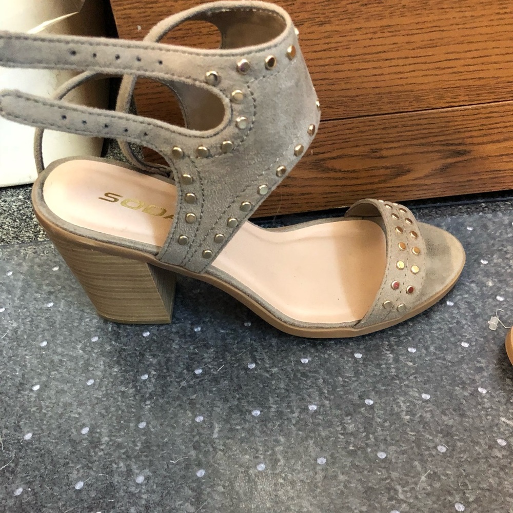 Buckle sandals